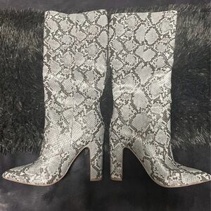 Steve Madden Snakeskin Pattern Boots Size 9